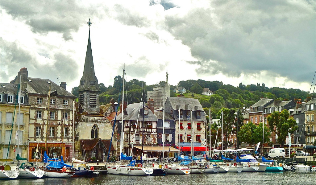 Яхты в порту в Нормандии, Франция