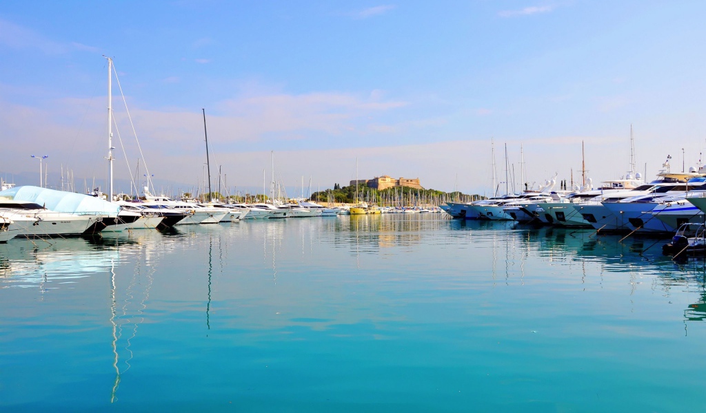 Яхты в порту на курорте Антибы, Франция