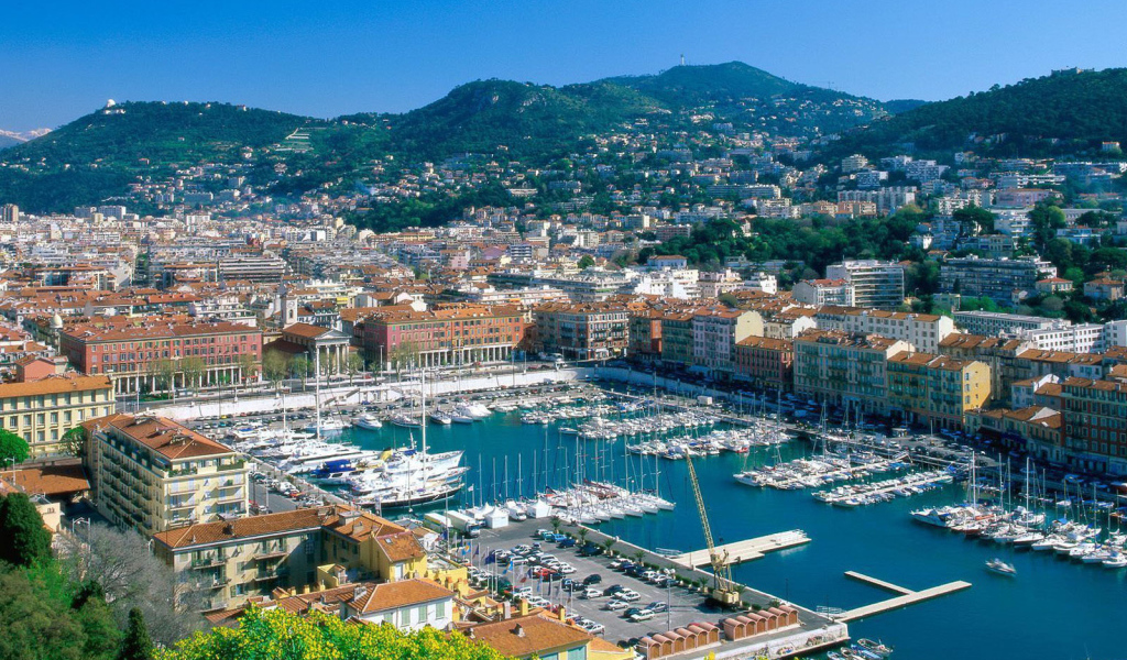 Яхты в порту в городе Марсель, Франция