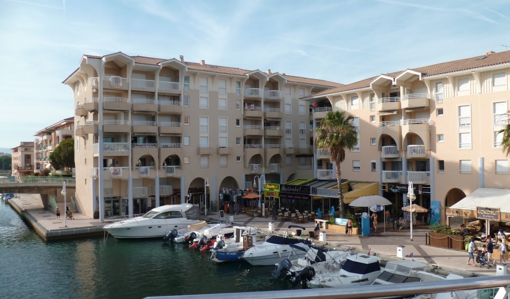 Яхты у набережной на курорте Порт Де Фрежюс, Франция