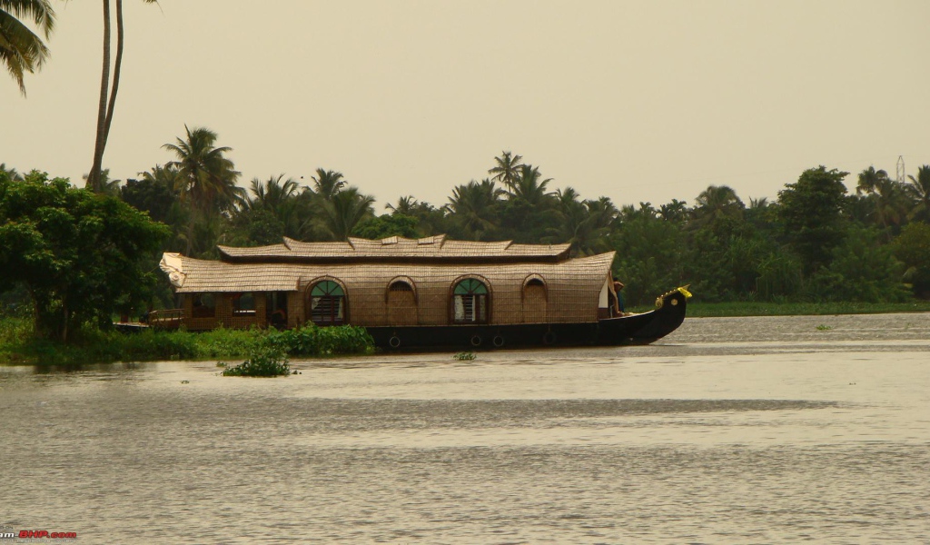 Красивый корабль в Алапуже