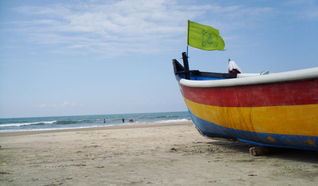 Лодка на пляже в Арамболе