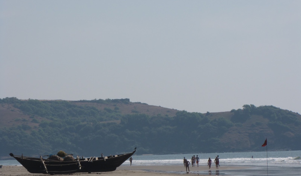 Лодка на пляже в Ашвеме