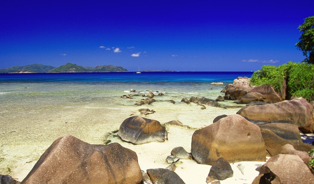 Валуны на пляжах в Гоа