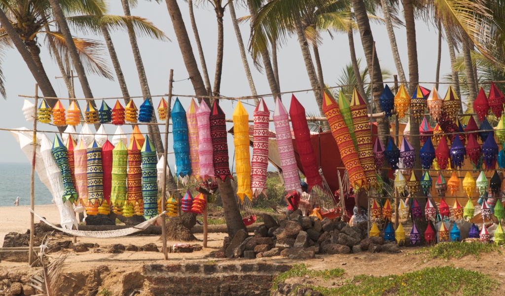 Яркие украшения в Анджуне