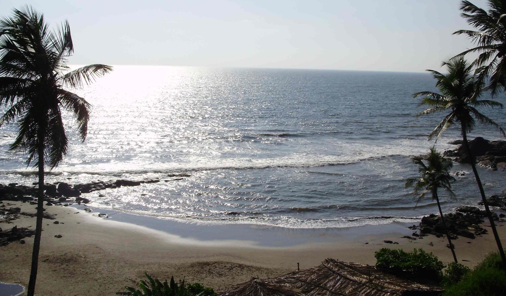 Пустой пляж вечером в Вагаторе