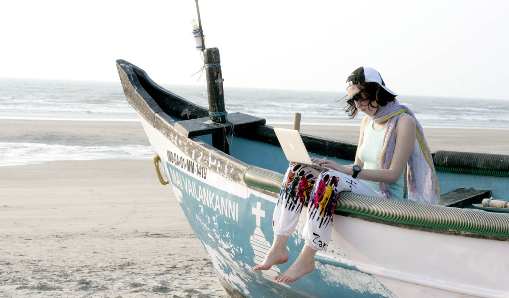 Девушка в лодке в Ашвеме