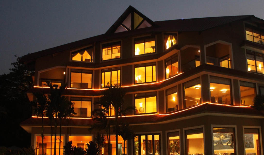 Дома ночью в Гоа