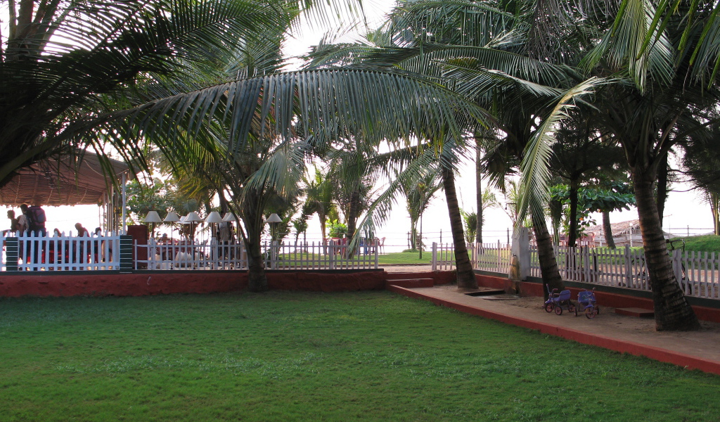 Ухоженные газоны в Бенаулиме