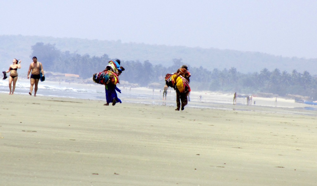 Люди на пляже в Ашвеме