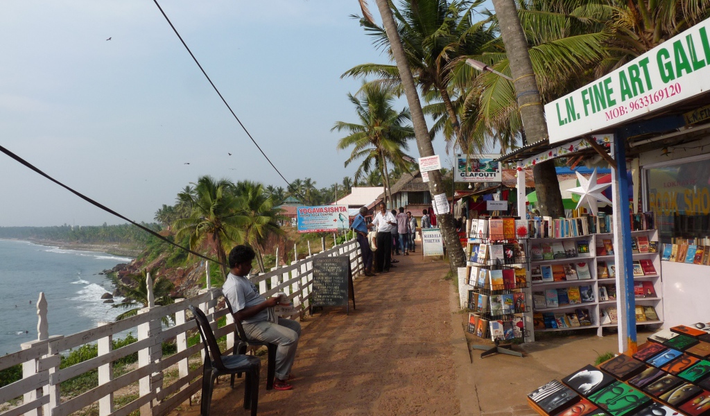 Жители на улицах в Варкале