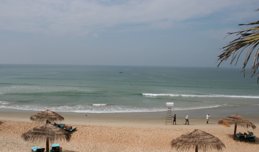 Отдых на пляже в Бенаулиме