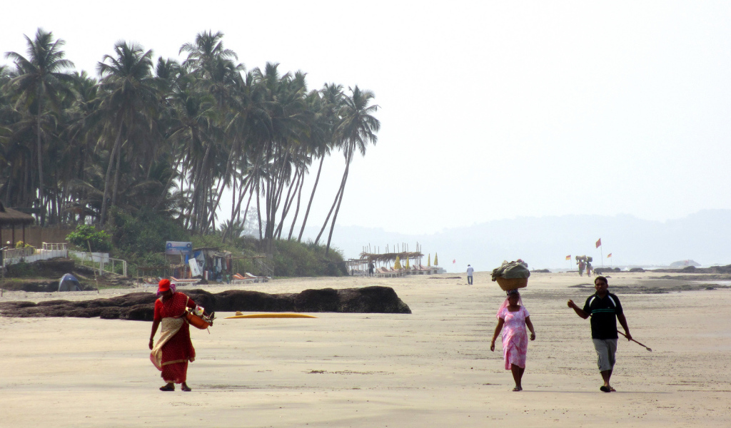 Жители Ашвема на пляже