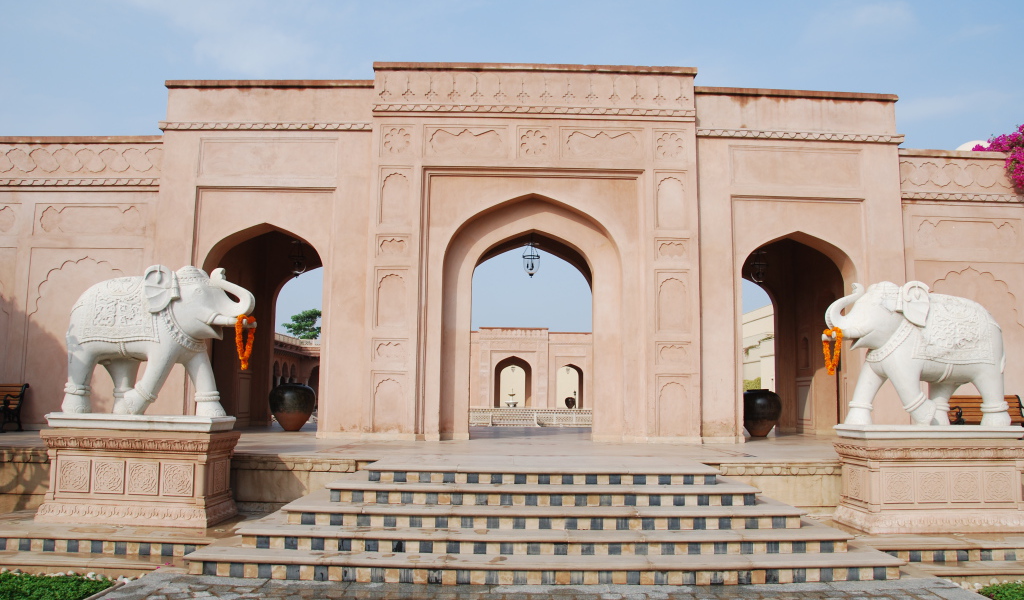 Скульптуры слонов в Агре