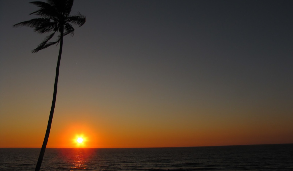 Закат на пляже в Вагаторе