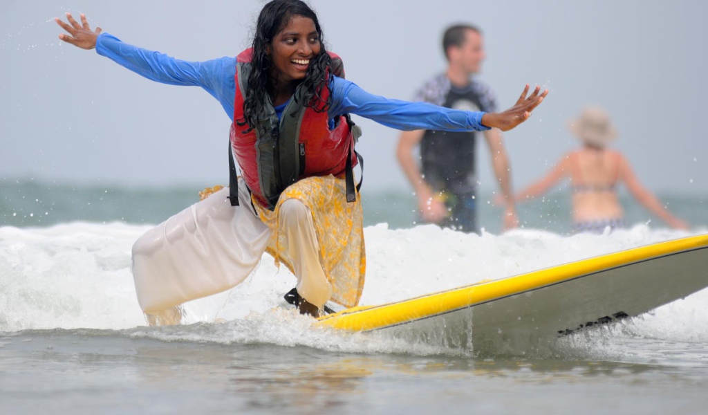 Сёрфингистка в Варкале