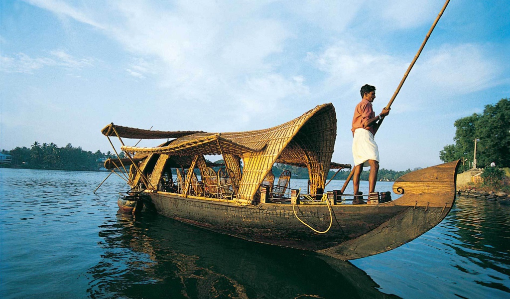 Лодка для туристов в Алапуже