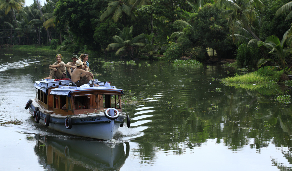 Туристы на лодке в Алапуже