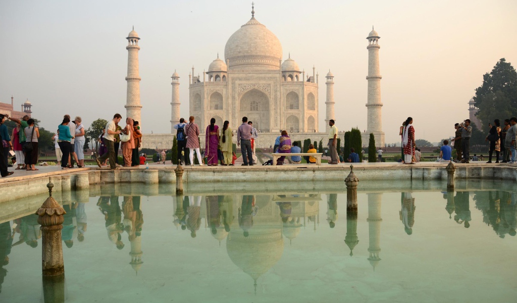 Туристы на фоне мавзолея-мечети Тадж-Махал в Агре