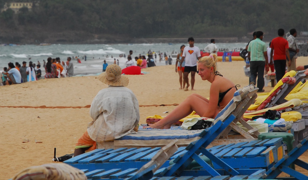Туристы на пляже в Баге