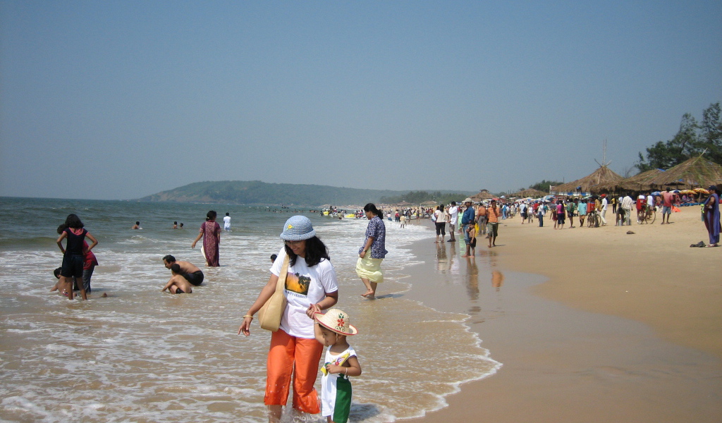 Туристы на пляже в Гоа