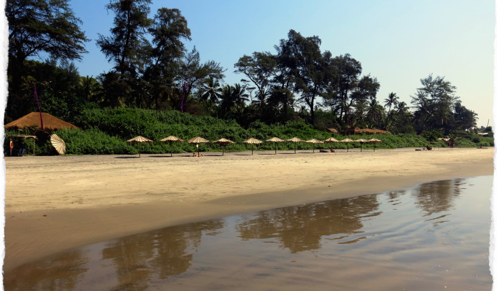Зонтики на пляже в Ашвеме