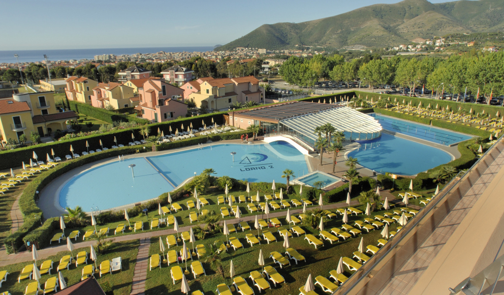 Отель на побережье в Лоано, Италия