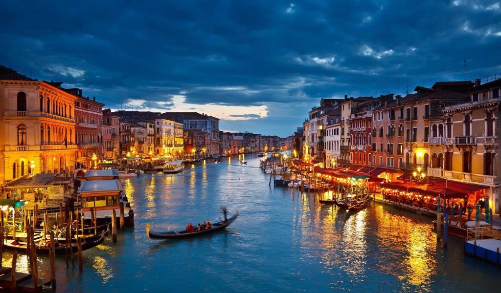 Прогулка на гондоле по каналам в Венеции, Италия