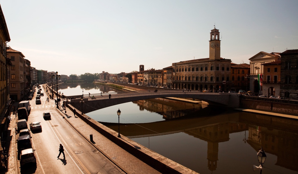 Полуденное солнце над каналом в Пизе, Италия