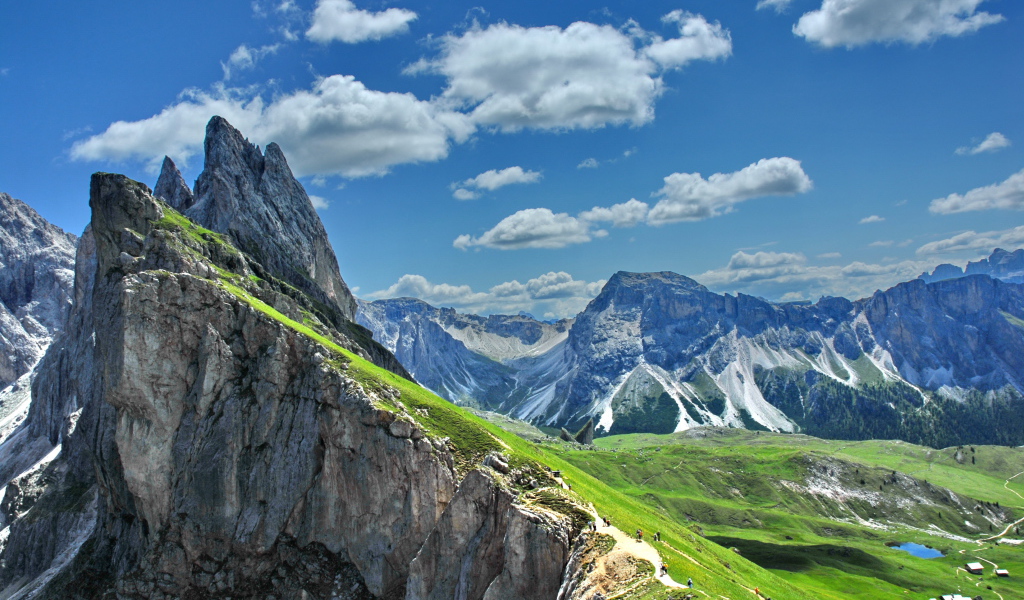 Альпы летом на горнолыжном курорте Валь Гардена, Италия