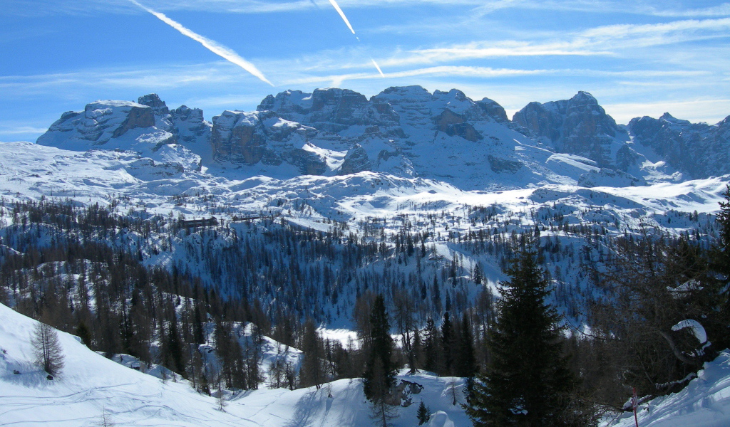 Альпы на горнолыжном курорте Мадонна ди Кампильо, Италия