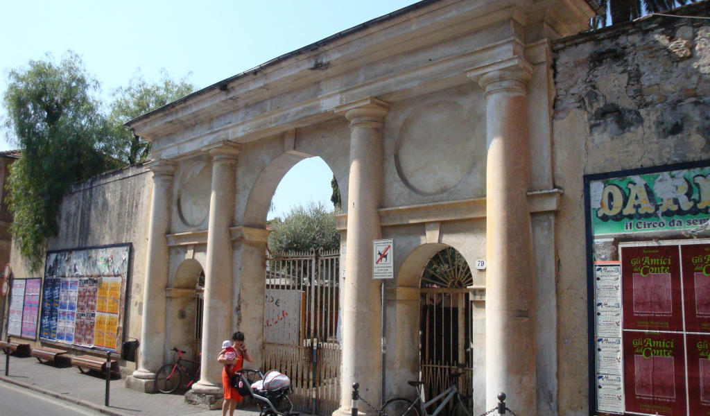 Старинная арка на курорте Диано Марино, Италия