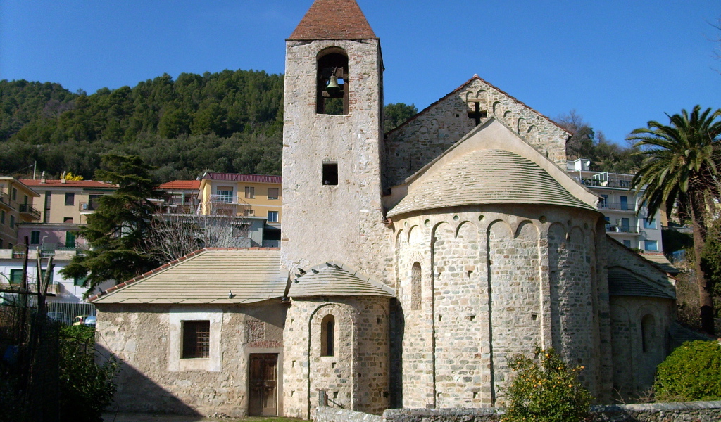 Древняя церковь на курорте Ноли, Италия