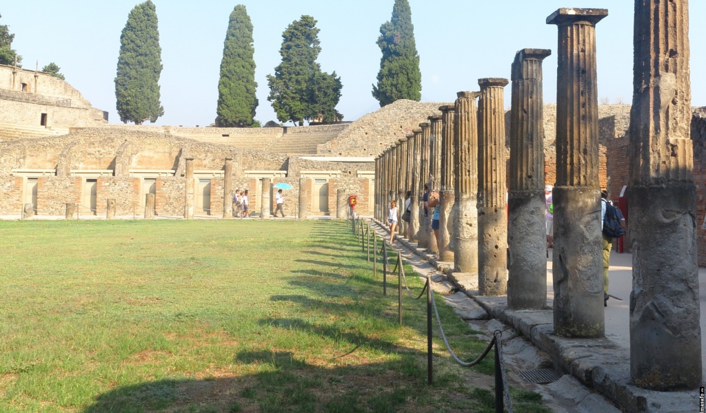 Древняя колоннада в Помпеях, Италия
