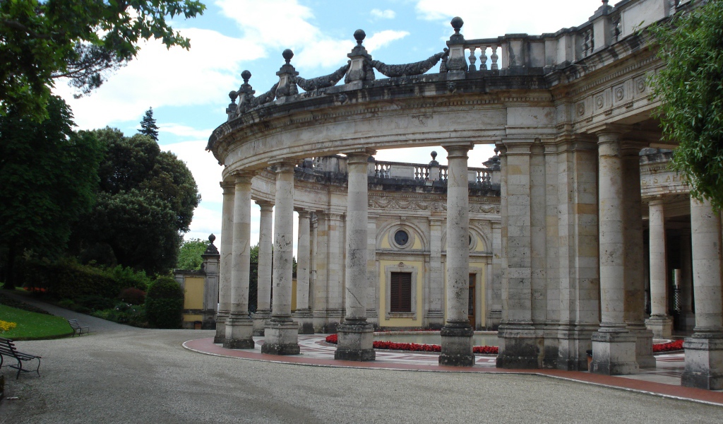 Старинные колонны на курорте в Монтекатини Терме, Италия