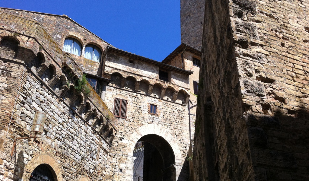 Древние дома в Сиене, Италия