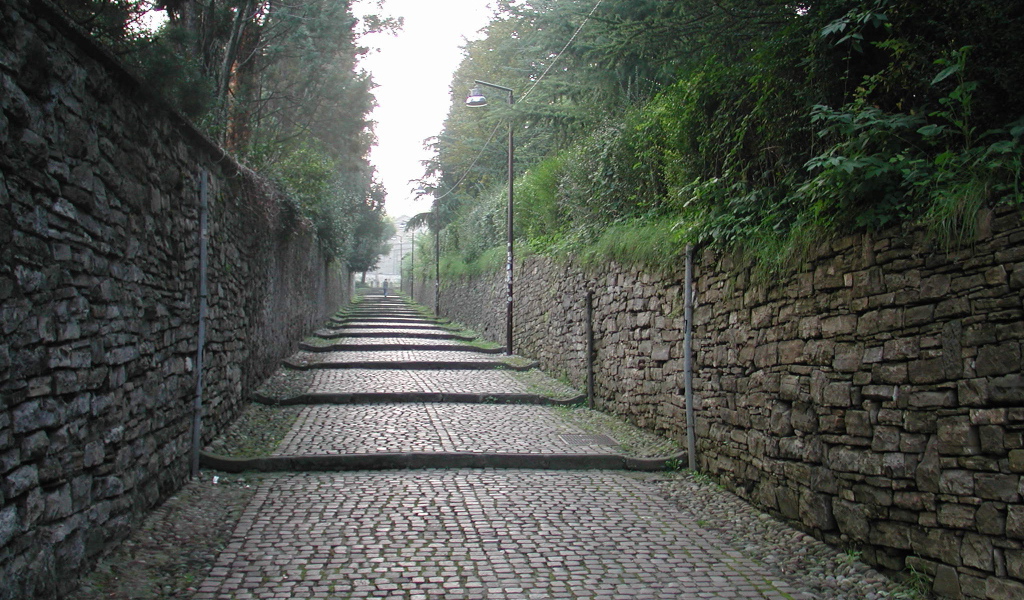 Старинная дорога в Бергамо, Италия