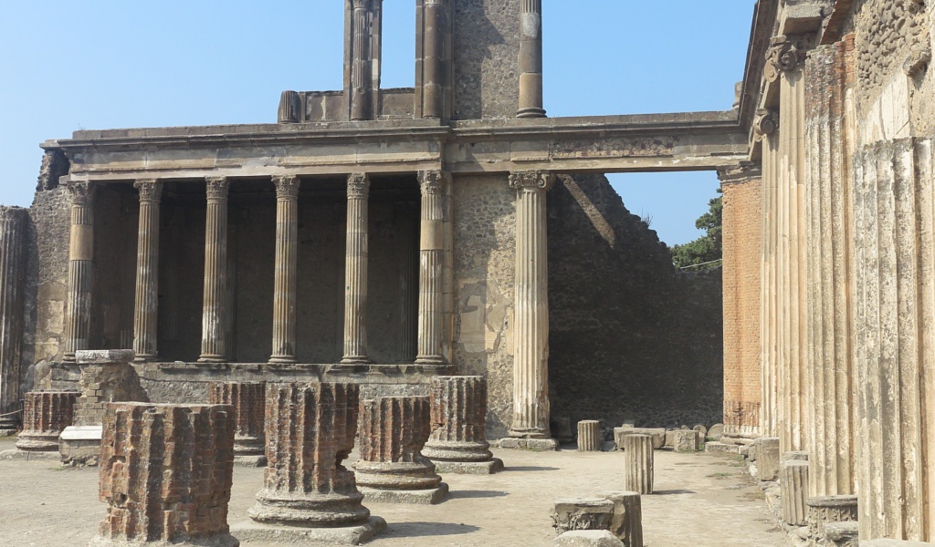 Древний храм в Помпеях, Италия
