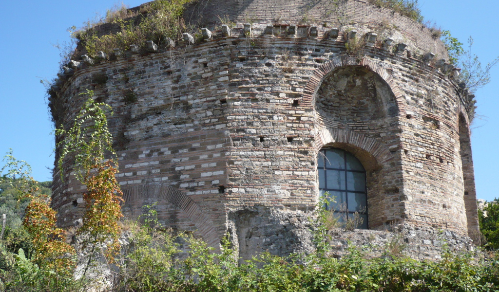 Старинная башня в Тиволи, Италия