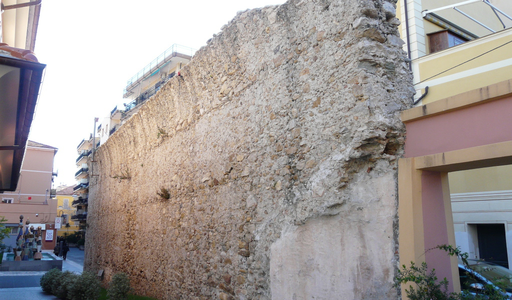 Старинная стена в Лоано, Италия