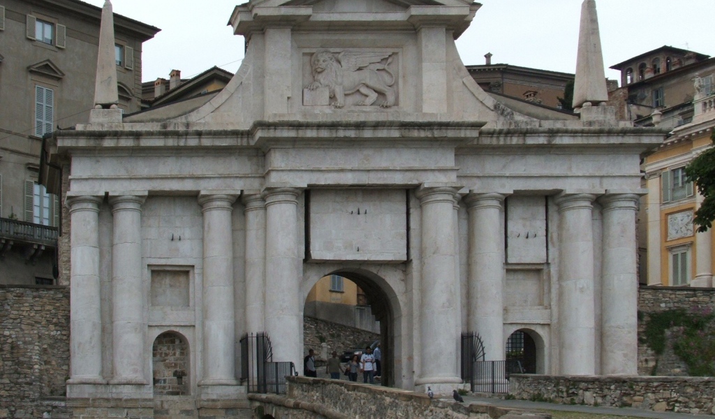 Арка в Бергамо, Италия