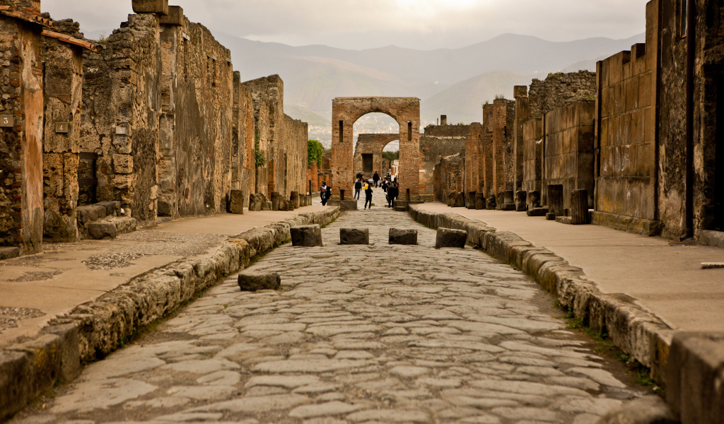 Арка на улице в Помпеях, Италия