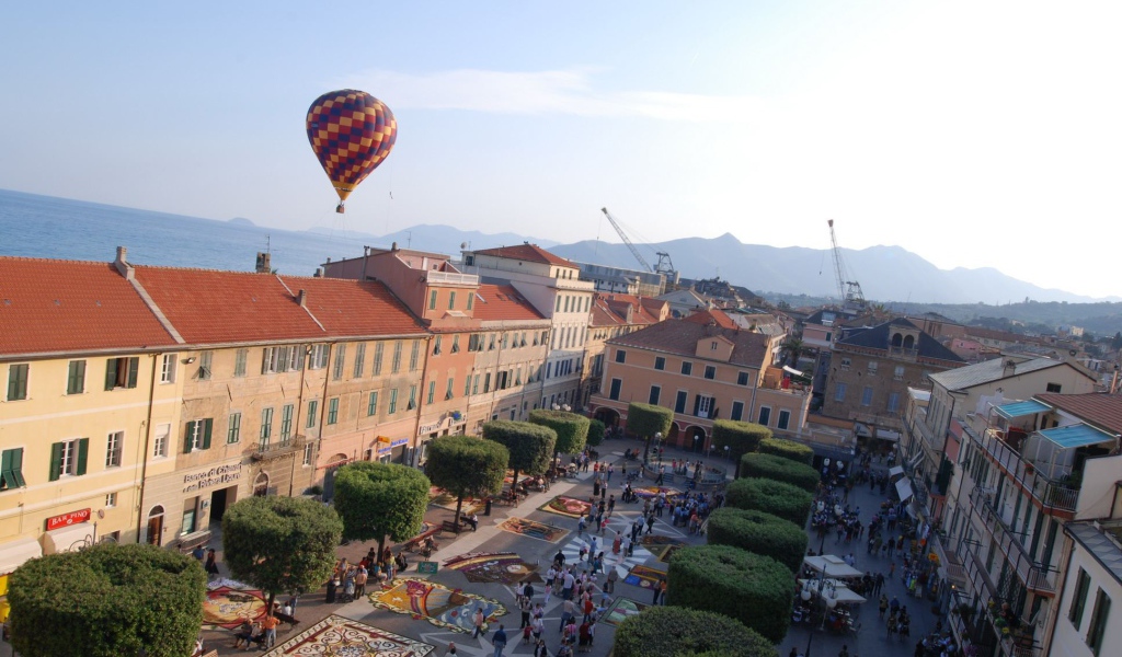 Площадь в городе на курорте в Пьетра Лигуре, Италия