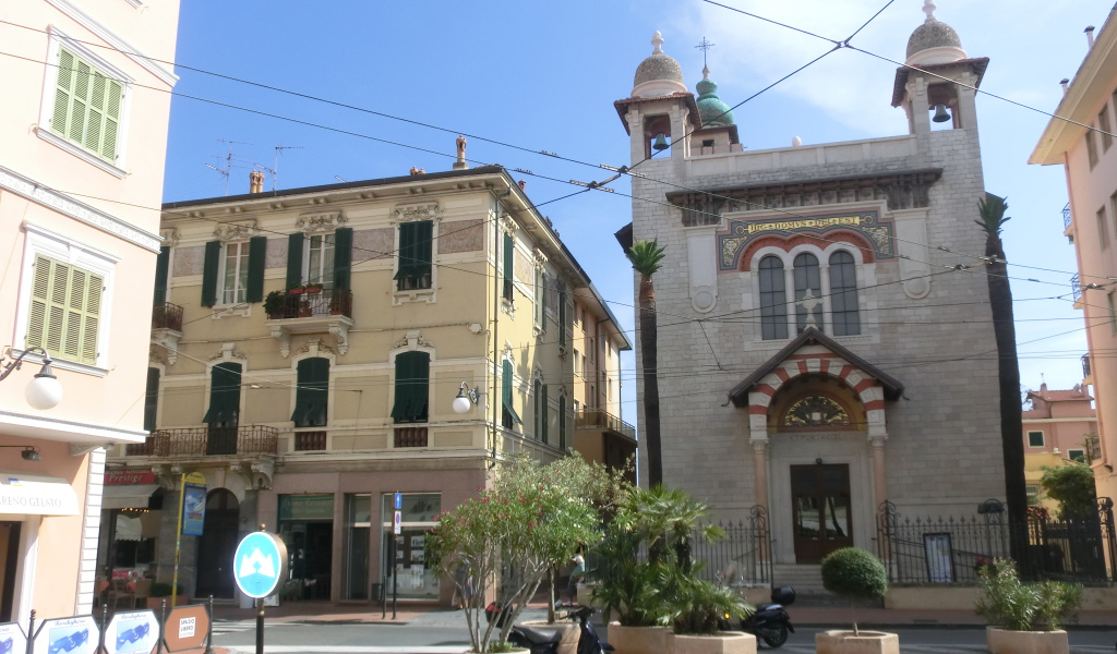 Площадь в городе на курорте Бордигера, Италия