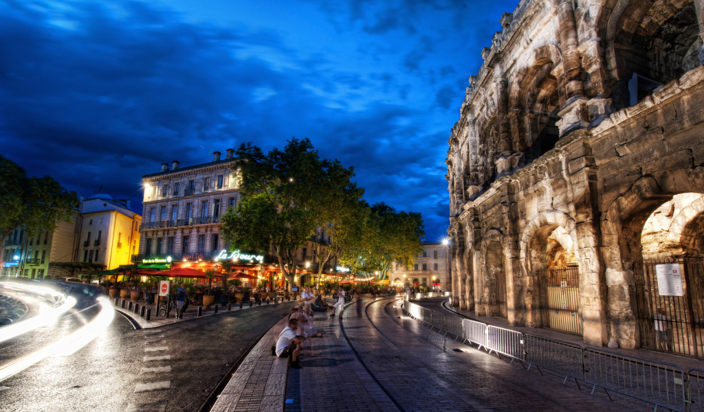 У Колизея в Риме