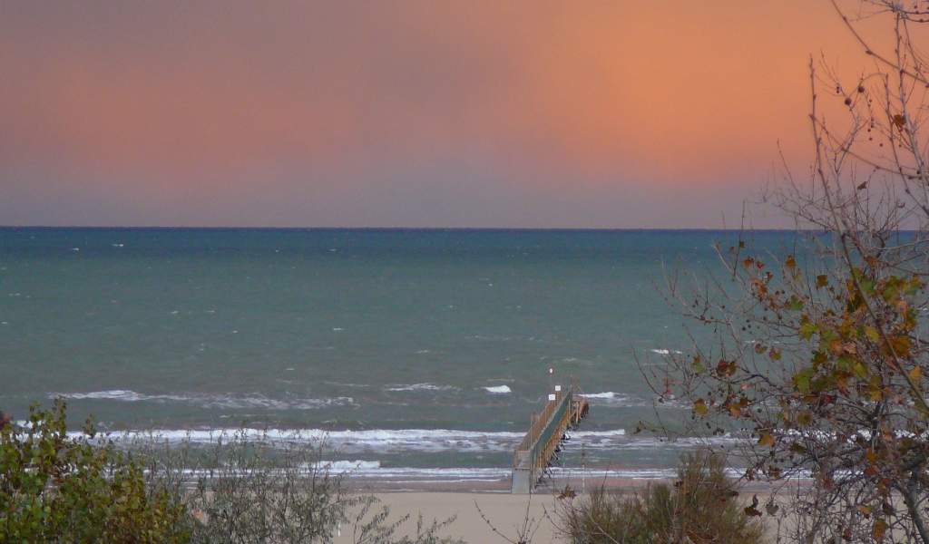 Осенний пляж на курорте в Римини, Италия