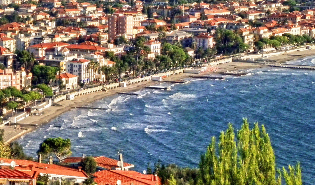 Осенний отдых на пляже на курорте Диано Марино, Италия