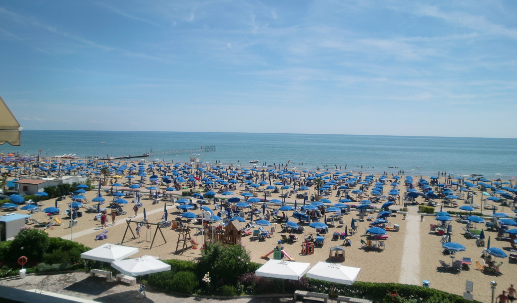 Осенний отдых на пляже на курорте Лидо ди Эзоло, Италия