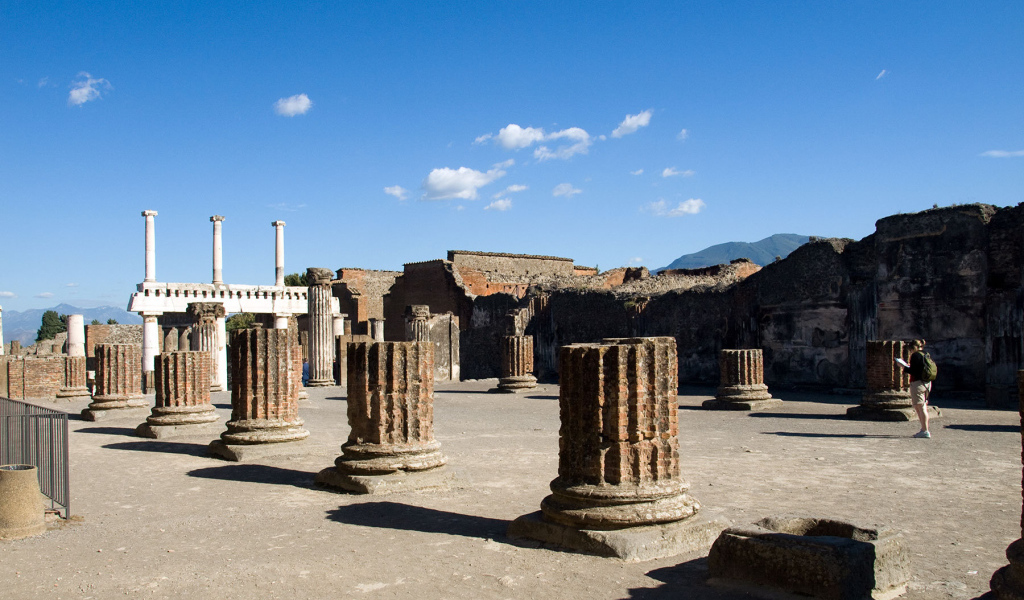 Основания колонн в Помпеях, Италия