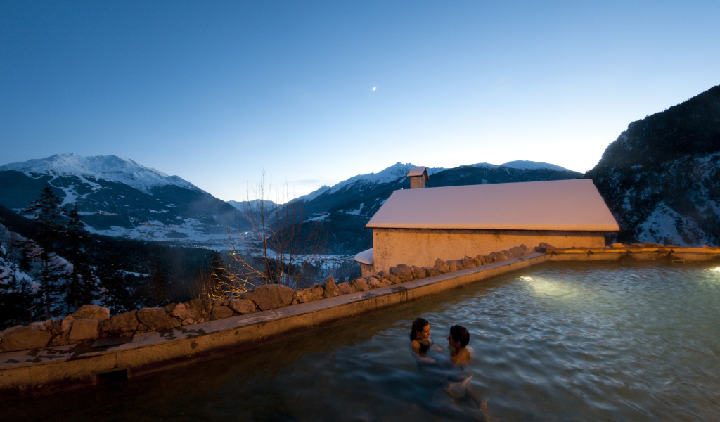 Купание в термальном источнике на курорте в Бормио, Италия